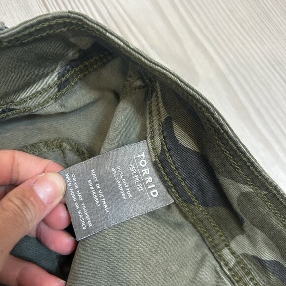 NWT Torrid Size 16 Crop Aviator Skinny Stretch Twill Mid-Rise Pant Camo Green - Picture 7 of 13